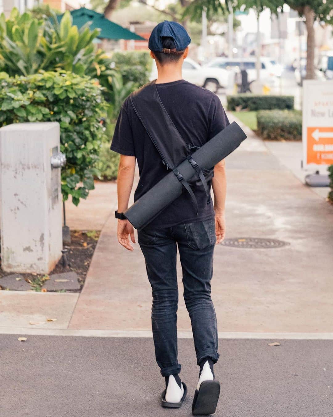 Shing02のインスタグラム：「@seaven.wear Tasuki Bag adjustable strap in the back to tighten length or strap any object. with Duck Slide, Seaven Sox, Duck Cap 📷 @kristinbaucom」