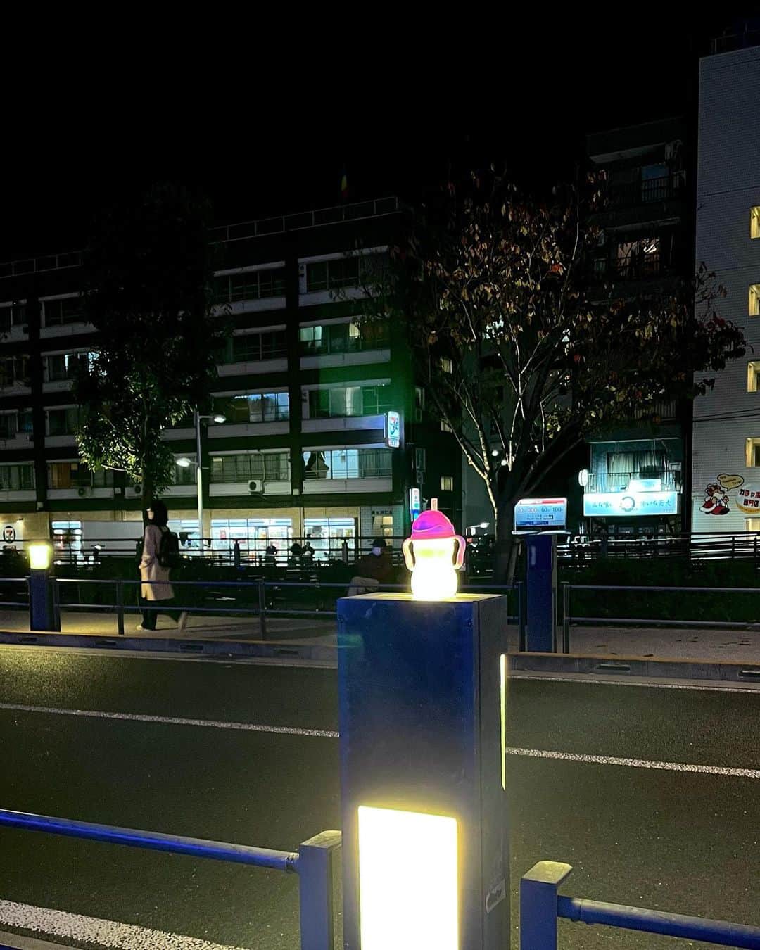 野村舞鈴さんのインスタグラム写真 - (野村舞鈴Instagram)「Mom 😂　 どこかのままの忘れ物作品 まさか夜にライトでこうなるとは思ってなかっただろうなぁ  📍#Skytree  #Tokyo #Oshiage #東京#押上#地球探検隊#art#beautifulplace」12月3日 15時00分 - marin_murabito
