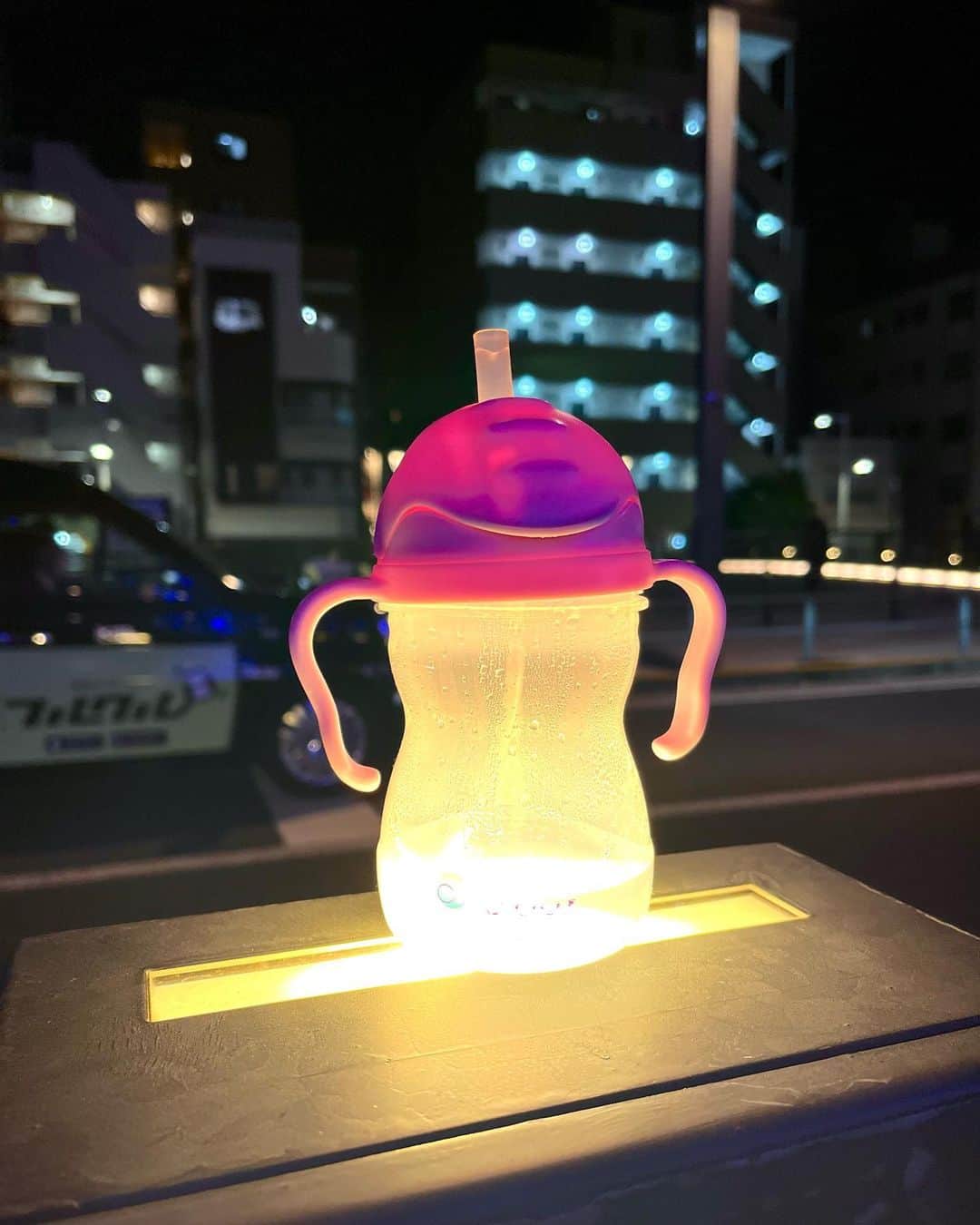野村舞鈴のインスタグラム：「Mom 😂　 どこかのままの忘れ物作品 まさか夜にライトでこうなるとは思ってなかっただろうなぁ  📍#Skytree  #Tokyo #Oshiage #東京#押上#地球探検隊#art#beautifulplace」