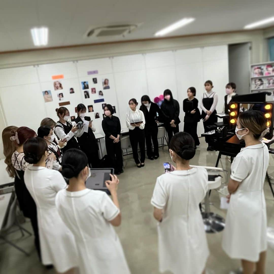 Bmodeさんのインスタグラム写真 - (BmodeInstagram)「-B’mode school life [new]- 『より現場に近づく授業』  学生の様子をお届け！  トータルビューティー科2年生はサロンワーク実習に取り組んでいます💥サロン用のInstagramやLINEアカウントを活用し予約管理、運営を行っています。お客様に喜んでいただける為にどうするのか、互いに案を出し合いながら頑張っていました♩  美容科1年生からはシャンプー実習をご紹介！広々としたシャンプー実習室で先生のデモを見ながら実践🫡圧や首元の負担、お湯加減など気づいたことを相モデル同士で共有しあいシャンプー技術のレベルアップに繋げています！  ----オープンキャンパス予約受付中----  #美容学校 #美容専門学校 #沖縄美容学校 #ビーモード #ビューティーモードカレッジ #bmode #沖縄 #美容師 #エステ #ヘアメイク #ネイル #マツエク #メイク #専門学生　#美容学生 #沖縄美容 #トータルビューティー科 #美容科」12月3日 20時55分 - b.mode