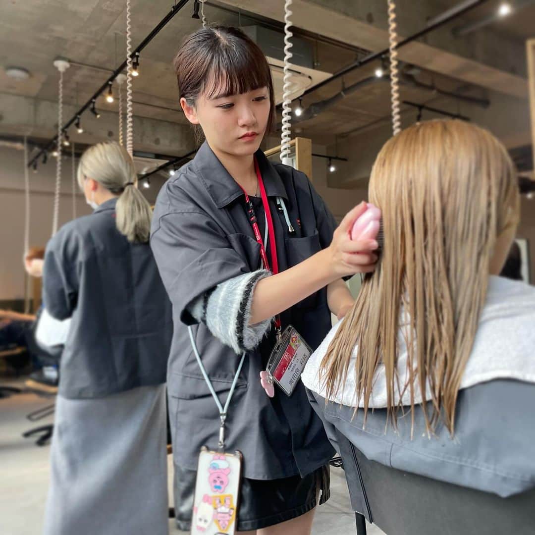 Bmodeさんのインスタグラム写真 - (BmodeInstagram)「-B’mode school life [new]- 『より現場に近づく授業』  学生の様子をお届け！  トータルビューティー科2年生はサロンワーク実習に取り組んでいます💥サロン用のInstagramやLINEアカウントを活用し予約管理、運営を行っています。お客様に喜んでいただける為にどうするのか、互いに案を出し合いながら頑張っていました♩  美容科1年生からはシャンプー実習をご紹介！広々としたシャンプー実習室で先生のデモを見ながら実践🫡圧や首元の負担、お湯加減など気づいたことを相モデル同士で共有しあいシャンプー技術のレベルアップに繋げています！  ----オープンキャンパス予約受付中----  #美容学校 #美容専門学校 #沖縄美容学校 #ビーモード #ビューティーモードカレッジ #bmode #沖縄 #美容師 #エステ #ヘアメイク #ネイル #マツエク #メイク #専門学生　#美容学生 #沖縄美容 #トータルビューティー科 #美容科」12月3日 20時55分 - b.mode