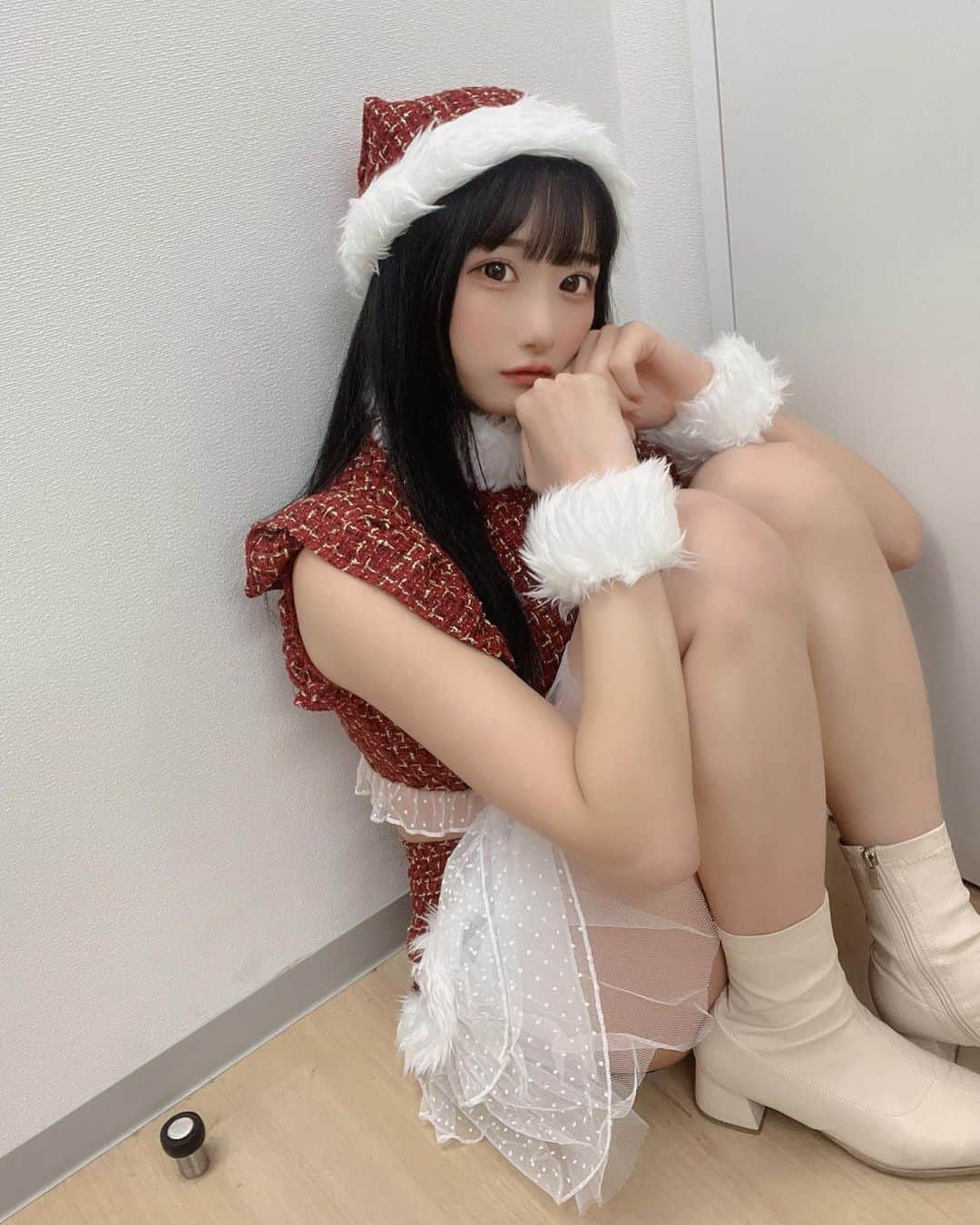 夢実あすかのインスタグラム：「あすサンタすきですか？…🎅❤︎  ．  ．  ．  #japaneseidol #japanesegirl #idol #instagood #instalike #selca #followforfollowback #selfie #today #ootd #dailylook #instafashion #followme #アイドル前髪 #makeup #今日のコーデ  #アイドル  #コスプレ #黒髪女子  #サンタコス #いいね返し #自撮り #自撮り女子 #自撮り界隈 #推してください #ストレートヘア #ミニスカート #コスプレ女子 #アイドル衣装 #体育座り」