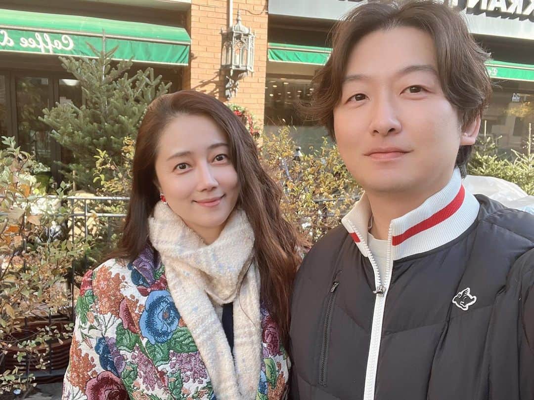 チェ・ソンヒョンのインスタグラム：「오늘은 123 결혼기념일😍 벌써 3주년이 되었어요.   다이어트 한다고 집에서 밥 해먹다가 정말 오랜만에 결기 외식♥️  식당 가는 길에 답정너 질문을 해보았어요🤣  “여뽀~사랑의 유효기간이 3년이라는데 1년 넘게 연애하고 결혼한지도 3년이 됐는데 사랑이 남아있어요?”  재한이는 뭐라고 답했을까요~~」