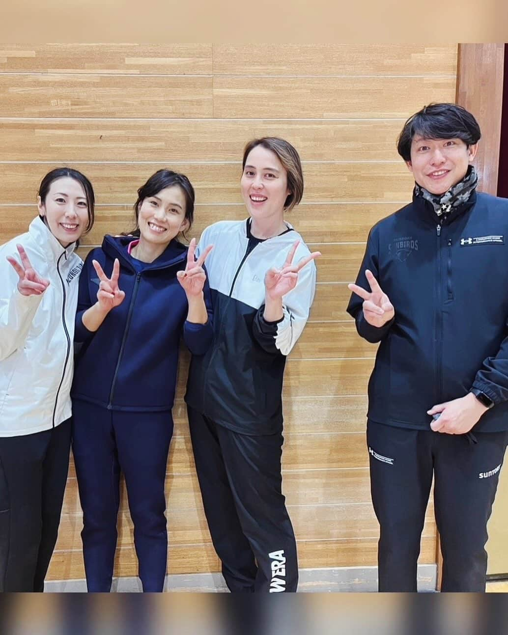 大山未希のインスタグラム：「🏐  東京新聞・東京中日スポーツ  小学生バレーボールフェスティバル  横山 雅美 (新宿柏木クラブ出身) 井野 亜季子 (小松川ジュニア出身) 高橋 賢 (東金町ビーバーズ出身) 大山 未希 (ひまわりクラブ出身)  東京都の小学生バレー出身のメンバーで 150人近くの後輩たち？と一緒に🏐  わたしが小学生の頃から変わらない いろんなチームの監督さんたちもお会いできました😊  いのちゃんのスーパーローリング炸裂😆 ブロックされてたのも見たけど🤫  #バレー教室 #小学生バレー ↓」