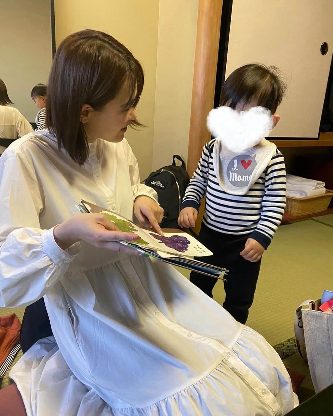 三島ゆかりのインスタグラム：「先日原ちゃんのマタ旅してきました☺️ パパがいない息子を連れて初めての旅行でどうなるか不安もあったけど楽しかった💖  まず私はホテルまで車で向かったんだけど、高速降りる所間違えてアタフタしましたw 幸い息子が寝てくれてたから良かったけど初めて高速1人で乗ったからめちゃくちゃ怖かった💦 着いてから晩ご飯までの間におやつを食べさせようとカニパンを持っていってたのに拒否で食べてくれず、大浴場にみんなで行ったんですが、予想はしていたけどやっぱり息子を洗うだけで精一杯で自分が頭を洗うのは諦め、体だけ洗ってあがりました♨️ プールも大好きな息子は大きなお風呂で嬉しそうだった🥰 大人の晩ご飯中に息子もお腹が空いてしまい(おやつ食べてくれなかったから)息子に食べさせるために私のご飯はどんどん机に並んでいくww 結構グズってソファーもよじ登ろうとしたりYouTube見せたりしたので、ホテルでディナー🍽️✨みたいな気分だった方には申し訳なかったなって🥲  夜は21時過ぎに寝てくれたからそこからは大人の時間🤭 夜中2時半くらいまで布団で寝転びながら話が止まらん止まらん😂 私の時のマタ旅は原ちゃんが来られなかったけど今回は宮瀬ちゃんが来られなくて残念🥺 また今度誰かのマタ旅で4人揃って行けたらいいな❤️ 翌日は橿原神宮に原ちゃんの安産祈願にみんなで行ったのでまたアップします🙏  #マタ旅 #マタニティ旅行 #奈良 #子連れ旅行 #1歳6ヶ月 #男の子ママ #三島ゆかり #原紀舟 #殿倉恵未 #アライブエンタテインメント #事務所の先輩後輩 #仲良し #楽しかった #元気な赤ちゃん産んでね #母子共に健康でありますように #出産ファイト」