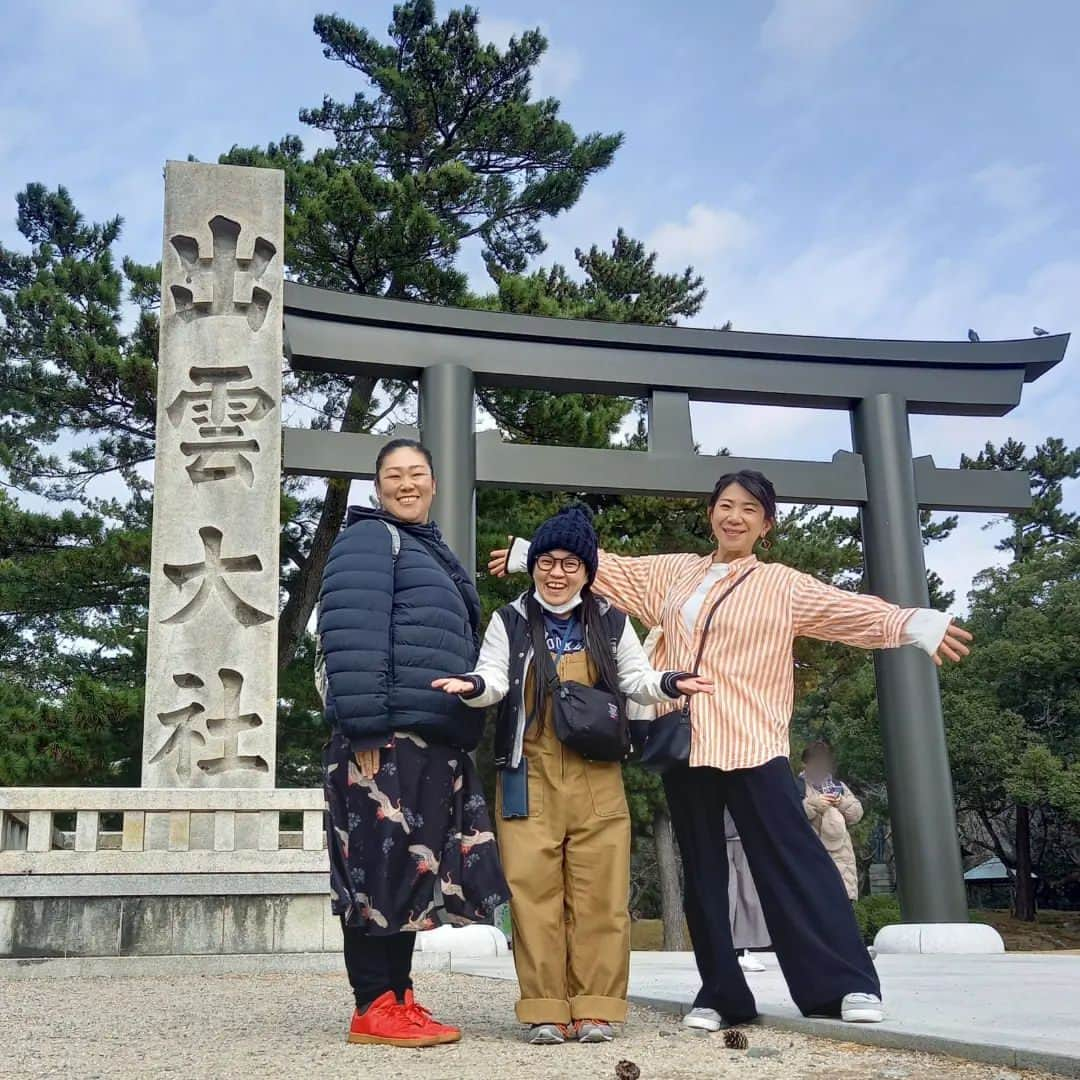 ぢゃいこのインスタグラム：「⛩️出雲大社⛩️ 今年もお参りできたことに感謝🙇‍♀️ こうして毎年お付き合いしてくれる後輩に感謝🙇‍♀️ #出雲大社 #神在祭  #神在月 #神議 #縁結 #ぢゃいこ #岡田直子 #服部ひで子 #吉本新喜劇」