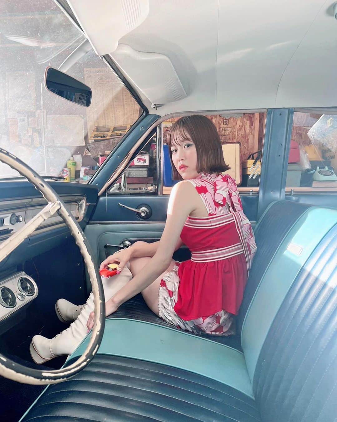 Reiさんのインスタグラム写真 - (ReiInstagram)「🍑Love is Beautiful with Ginger Root🍑  新しいMusic Videoお楽しみ いただけていますか？  素敵なヘアメイクはいつもお世話になっている ハルカちゃんにしていただきました🍋  外ハネのボブに水色のeyeshadow. チークは、あつい日だったので天然です🍑  "幻のギタープリンセス" という設定でしたが 日本のアイドルというより 個性的なファッションアイコンのような イメージを目指して、  森英恵さんがデザインした70'sのCAさんや 60'sのCourrègesやMary Quantの ビジュアルを参考にしました🍑 ぜひYouTubeでお楽しみください🎙️  beauty @harukaaaaaa0819  hair @raw_hairsalon  #VOICERei」12月3日 15時20分 - guita_rei