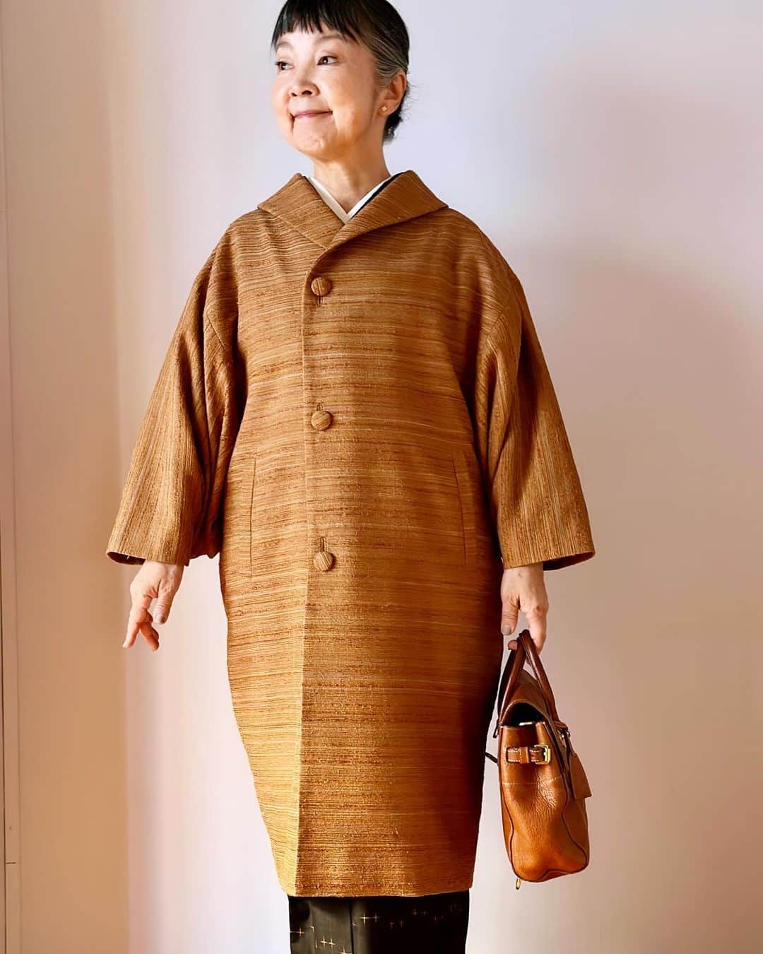 山崎陽子のインスタグラム：「冬の日 コメントや、宇都宮でのお話会でも いくつか質問を受けたこの裂織コート。 こちらで正しい情報をお伝え直します✴︎ #kimono #裂織コート #裂織 #小林純子 #染織工芸むら田  ⚫︎元素材は古い着物や裂ではなく、 事情があって手放された新しい着物とのこと。 ナイフで3.5ミリ幅に裂き、 撚らずにそのまま糸として使用 ⚫︎糸の素材は絹（時により木綿を混ぜることもあるそう） ⚫︎お仕立ては和裁ではなく、洋裁の手法で ⚫︎裏地は羽裏に使われる絹のぼかし染め」