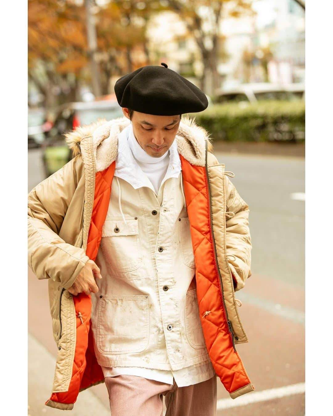 ジョンブルさんのインスタグラム写真 - (ジョンブルInstagram)「⁡ JOHNBULL STAFF STYLE TOP KHAKI編 ⁡ 2023年秋冬に始動した【TOP KHAKI】はすでに店頭でご覧いただきましたでしょうか。【TOP KHAKI】は 普遍的でありながら、時代に合わせてアップデートされたいまの気分にそっと寄り添う、JOHNBULL が開発したミリタリー特化型ブランドです。 ⁡ 今回はJOHNBULL表参道店のショップスタッフに、自分らしく【TOP KHAKI】を着こなしてもらいました。 ⁡ ⁡ Collection, curated by JOHNBULL. A a result of our thorough research and study of military garments. ⁡ ⁡ TOP KHAKI（トップカーキ）は JOHNBULL が開発する、ミリタリーに特化したブランド。 ミリタリーアイテムの佇まい、オーバーサイズシルエットの雰囲気をそのままに、今着たいミリタリーにアレンジ。 古着の雰囲気を最大限に出すために、本物を解体・研究してのプロダクトです。 説明書の無いモノづくりで、説明不要のミリタリーを提案していきます。 ⁡ ⁡ STYLING1 ⁡ JACKET lot.TK234L02/￥36,300 tax in (TOP KHAKI) JACKET lot.JM234L04/￥44,000 tax in  TOP lot.JM233S09/￥19,800 tax in  PANTS lot.JM233P07/￥19,800 tax in ⁡ ⁡ -浅木さんの考える【TOP KHAKI】N3Bの良いところを教えてください。 ⁡ 試着してみて感じたのは、まずは軽い着心地です。アウターは毎日着用するものなのでとにかく軽くないと疲れてしまうので。あとは大き目のサイズ感も高身長の私にとってはありがたく、サイズも豊富なので必ずお好みのサイズに出会えると思います。 ⁡ ⁡ ⁡ #JOHNBULL #TOPKHAKI #ミリタリー #N3B #STAFFSTYLE」12月3日 15時12分 - johnbull_private_labo