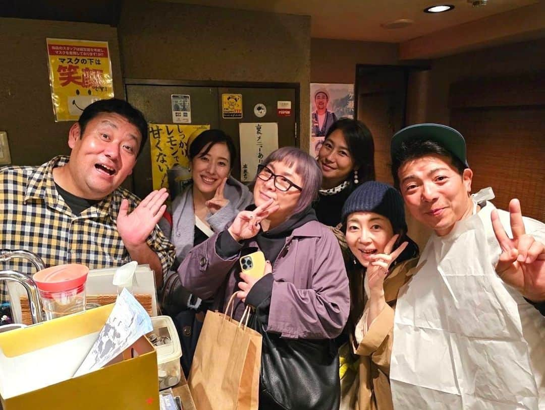 澤真希（小澤真貴子）のインスタグラム：「先日、#ドロンズ石本 さんのお店『#馬肉屋たけし 』の16周年に行って来ました！ 馬肉の刺身、馬肉の焼き肉、馬肉の煮込み、馬肉の目玉焼き、馬肉の炒飯、、、新鮮でめちゃくちゃ美味しかったです🥩 次の日撮影でも全く残らない。ヘルシーなのに、肉食べたーっていう満足感もある。不思議な馬肉。  お馴染み　メイクの #美名子 ちゃん、#広瀬蒼 ちゃん、#江藤あや ちゃんと　行ってきました✨　  ちょっとだけお邪魔するつもりが、何時間も語り合ってしまう居心地の良さ。というか、このメンバーと居ると会話が止まらない😂 @ishimoto.takeshi  @arigatougozaimasita  @nastro.ricca  @ayayakko19   #馬肉　#馬肉専門店 #恵比寿　#ebisu #tokyo #japan #restaurant #澤真希」