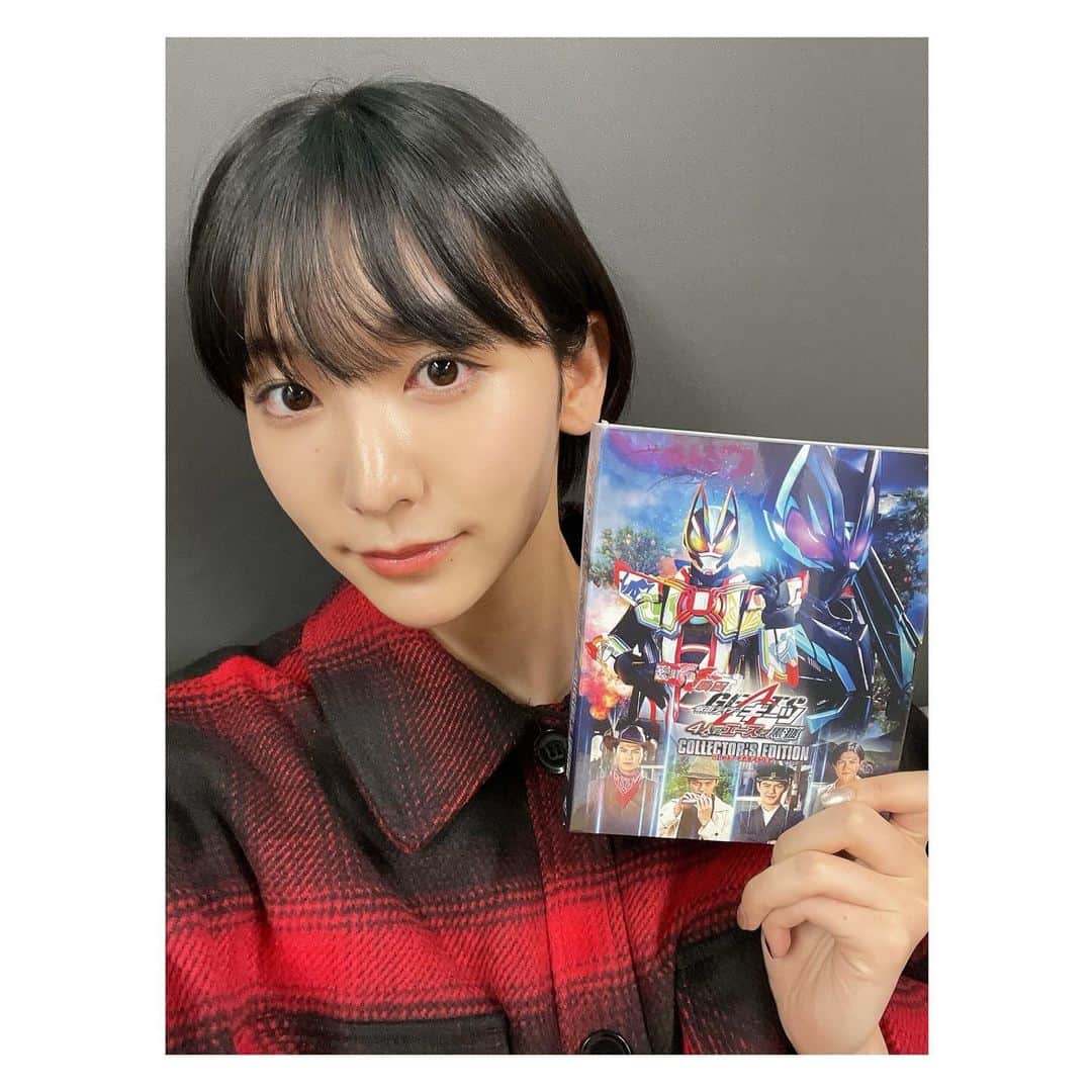 小貫莉奈のインスタグラム：「映画『仮面ライダーギーツ 4人のエースと黒狐』のBlu-ray&DVDゲットしました！🐺❤️‍🔥  何回も楽しんでください〜🦊   #仮面ライダーギーツ   #仮面ライダーロポ」