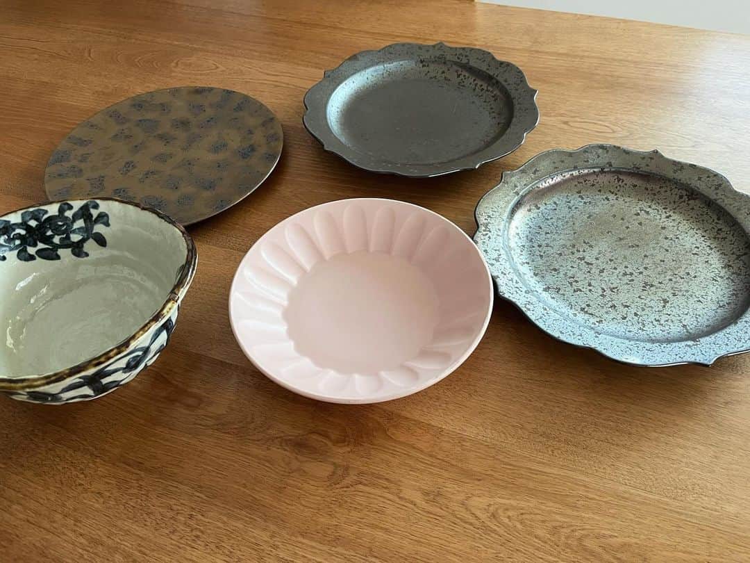 杜このみのインスタグラム：「素敵なお皿たちが 我が家に仲間入りしました‼︎☺️💐 使うのが楽しみです🌟 #alamie さんありがとうございましたっ🌟 #素敵な陶磁器 #お皿大好き #器好きな人と繋がりたい  #吉祥寺 #alamie」