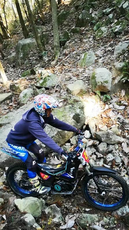 黒山健一のインスタグラム：「Good Trial 😁  #electricbike  #yamaha #yamahafactoryracing  #araihelmet #alpinestars #motsracing #DUNLOP #goodfeeling」