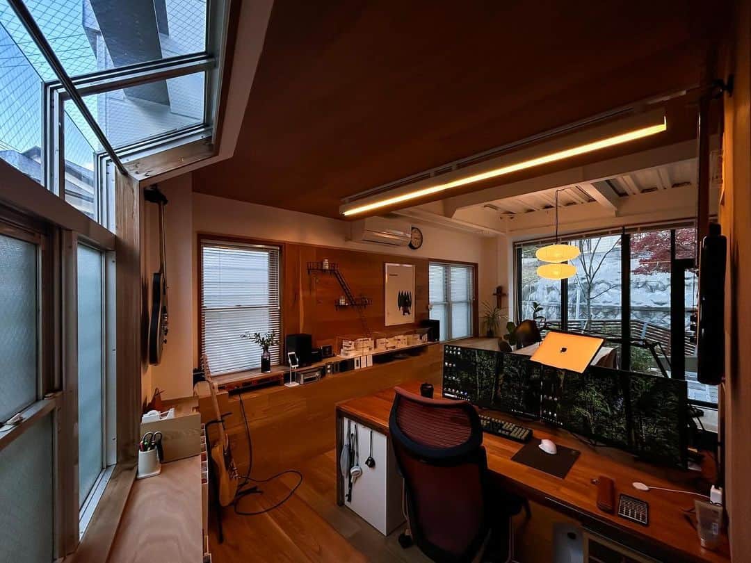 一級建築士事務所hausさんのインスタグラム写真 - (一級建築士事務所hausInstagram)「ずっと押入れに眠ってた335を引っ張り出してきたり、好きなものや音楽に囲まれて仕事できるのはほんとにありがたいことです♪  ◾️re.haus-sy◾️ 兵庫県神戸市須磨区 #rehaus_sy  #建築 #建築家 #庭 #アトリエ #リノベーション #リフォーム #須磨 #須磨浦公園 #事務所 #神戸 #設計事務所 #オフィス #ギター #タモ #北欧 #335 #事務所移転 #エレキギター #リノベ  #renovation #reform #atelier #myoffice #suma #kobe #instahome #instahouse #guitar #一級建築士事務所haus」12月3日 15時38分 - hausuma