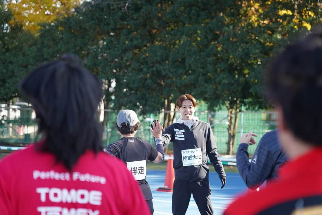 神野大地さんのインスタグラム写真 - (神野大地Instagram)「#川口マラソン 本日は第41回川口マラソンにゲストとして参加してきました。 小学生2kmの部からファミリーラン、10kmの部、ハーフマラソンの部と分かれていて5000人を超える参加者が集まっていました。 今日はトークショーも2回行い川口市民の皆さんとも交流できて楽しかったです。 川口市の魅力を聞いたら東京から近い！と。僕も今回、初川口でしたが東京からすぐ着いたのでびっくりしました。 次は選手として参加したい。」12月3日 15時38分 - daichi_0913