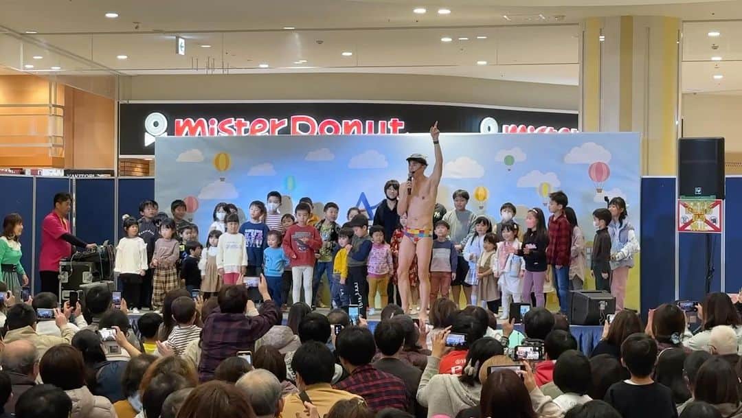 小島よしおのインスタグラム：「アリオ鷲宮で9年ぶりにおっぱっぴー🤩  「最強無敵の雑草たち」の即売会も８０冊が 完売しました。 ありがとうございました🥹読んでね😘」