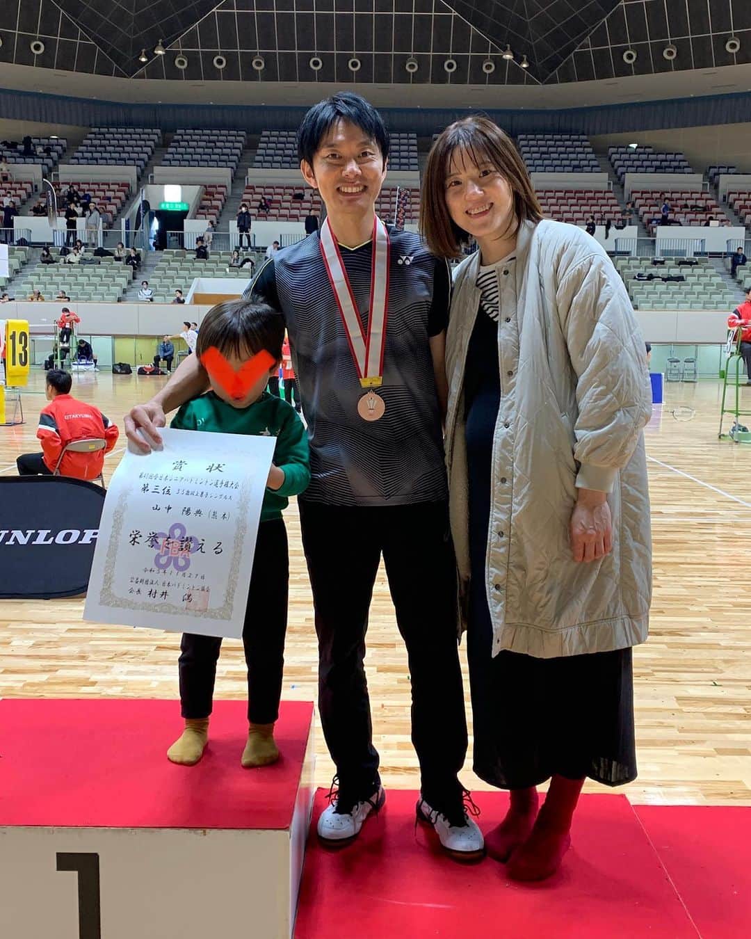 前田美順のインスタグラム：「. . . . 全日本シニア応援！ （出ません出ません出ません。え？出て欲しいですか？😂） . . 北九州市で行われた全日本シニアバドミントン選手権大会🏸 選手の皆様、大会関係者の皆様、本当にお疲れ様でした！！！ 今年もあっつい試合を見させていただきました！ . 主人で1日MAX5試合かな。凄い🙄🙄🙄‼︎ 皆さん、身体回復したかなー❤️‍🩹 . . 主人の結果はというと、ダブルスで涙すら出ない1コケ。 シングルスは3位。ベスト4の顔ぶれは昨年と同じ！35歳以上に上りたての新人には誰も譲らなかった！😂 . そして、主人はシニアのシングルスに4回出場し、4回とも優勝者は負けた相手。 同年代の皆さん、熊本の山中に勝つと優勝できますよ、、、 . . お姉様方にも会えて嬉しい楽しいシニア応援でした☺️☺️☺️ . . #全日本シニアバドミントン選手権大会  #全日本シニアバドミントン  . #1位に乗りたがった息子 #息子の応援成長してた #大好きアカマツさん #アカマツ姉妹対決は来年のお楽しみ #山本静香さん #山田靑子さん #ミックス準決勝激アツ」