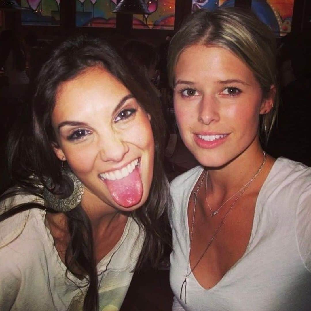 サラ・ライトのインスタグラム：「Happy 40th to the most amazing auntie and sister! @danielaruah we love you! Welcome to the 4th floor! 🙌🏻✨🙌🏻✨」