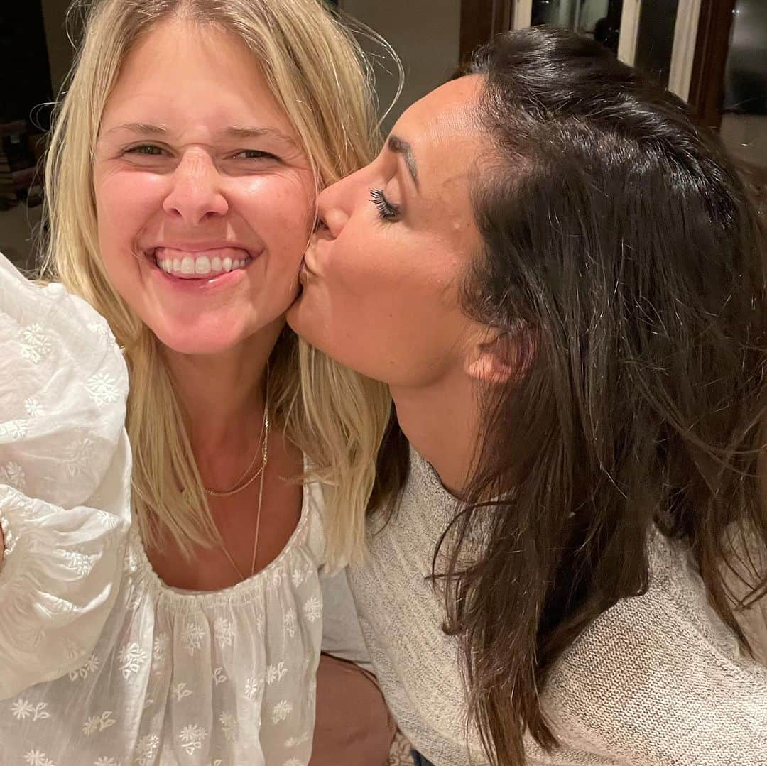 サラ・ライトさんのインスタグラム写真 - (サラ・ライトInstagram)「Happy 40th to the most amazing auntie and sister! @danielaruah we love you! Welcome to the 4th floor! 🙌🏻✨🙌🏻✨」12月3日 15時44分 - swrightolsen