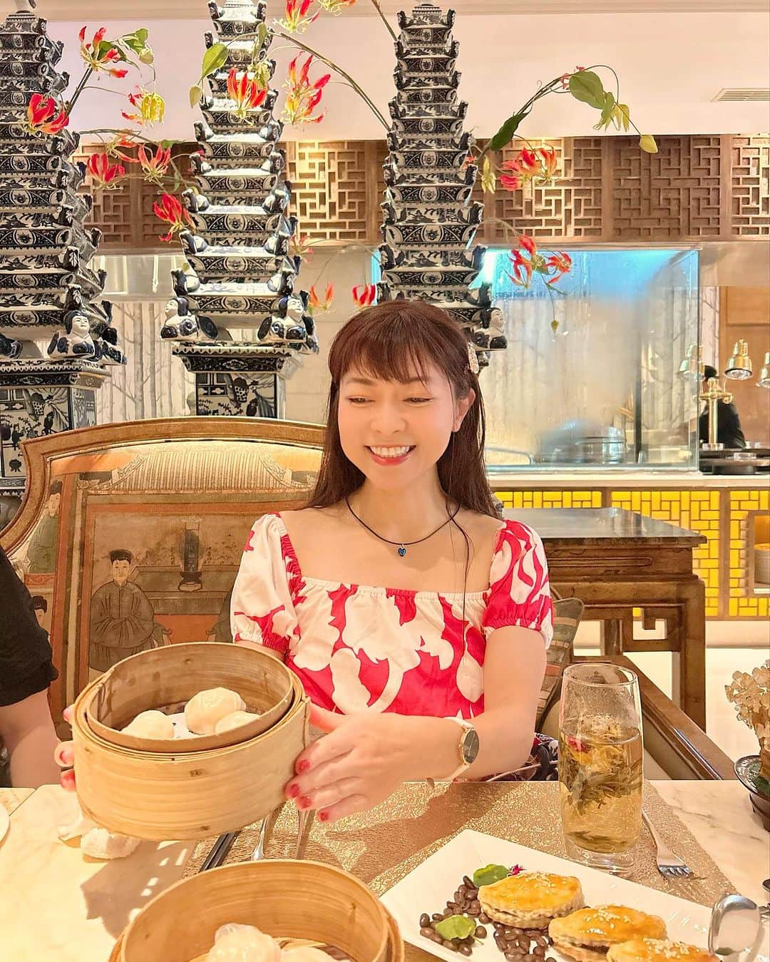 DJ MIYAさんのインスタグラム写真 - (DJ MIYAInstagram)「やっほ♡インドネシア・バリ島でいただく中華料理は特別に美味しかった💖  The Muliaさんのレストラン9つのうちここは中国料理がラグジュアリーに楽しめます(⁎⁍̴̆Ɛ⁍̴̆⁎)店内の内装がゴージャスでシノワズリーもちょっと入って大好きここ❤️中国様式とBalineseがmixtured されています♡  2日目ランチに『Table 8』でchainese cuisineをいただきました♡  Cantoneseのstyle Dim Sum（灣式ディムサム）を中心とした高級感あるディナーコースに舌鼓🎀  大好きな桃饅頭や海老焼売も小笼包もあって盛りだくさんでした♡  『Table 8』The Mulia Bali内  Lunch: Noon - 3 PM Dinner: 6 PM - 11 PM  Access: デンパサール(ングラ・ライ)国際空港から車で約25分  THE MULIA, MULIA RESORT & VILLAS - NUSA DUA, BALI  〒80363 Jalan Raya Nusa Dua Selatan Kawasan Sawangan, Nusa Dua Bali, Indonesia  Jl. Raya Nusa Dua Selatan, Kawasan Sawangan Nusa Dua 80362 Bali, Indonesia  T: +62.361 301 7777  Web site  https://www.themulia.com/bali/themulia/the-earl-suite English  https://www.themulia.com/jp/bali/themulia/the-earl-suite  ◉開業:2012年 ◉レストラン 9つあり ◉プール4ヶ所あり ◉Wifi:あり ◉ウォシュレット:あり（自動センサー） ◉三棟に構成された巨大リゾート  #バリ島グルメ #Table8 #ムリアリゾート #MuliaResortNusaDuaBali #Baliisland #バリ島 #バリ旅行 #バリ島旅行 #TheMulia #MULIARESORT #海外旅行 #バリホテル #海外ホテル #リゾートホテル #ビーチリゾート #ホテル #インドネシア #インドネシア旅行 #ラグジュアリーホテル #旅好き女子 #トラベラー #トラベルインフルエンサー #インフルエンサー #インスタグラマー #旅行記 #南国リゾート #ホテル宿泊  #ヌサドゥア #マイトリップMIYA」12月3日 15時44分 - dj_miya