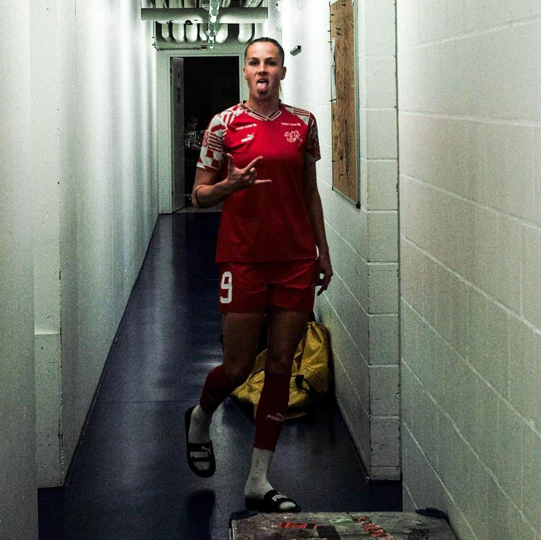 Ana Maria Crnogorcevicさんのインスタグラム写真 - (Ana Maria CrnogorcevicInstagram)「behind the scene 🇨🇭vs 🇸🇪   - individual warm-up - our busdriver(Chris) told me before the game that im gonna score 😅🫣 - coumba and rio beeing very cute and funny 😅😍🫶 - 🤟 - Team ❤️🇨🇭 - vice president 🤝」12月3日 21時18分 - ana_crnogorcevic