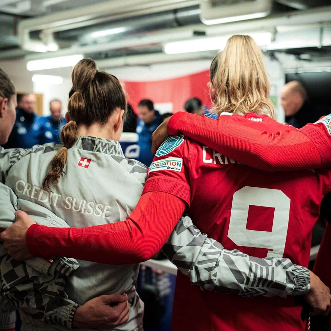 Ana Maria Crnogorcevicさんのインスタグラム写真 - (Ana Maria CrnogorcevicInstagram)「behind the scene 🇨🇭vs 🇸🇪   - individual warm-up - our busdriver(Chris) told me before the game that im gonna score 😅🫣 - coumba and rio beeing very cute and funny 😅😍🫶 - 🤟 - Team ❤️🇨🇭 - vice president 🤝」12月3日 21時18分 - ana_crnogorcevic