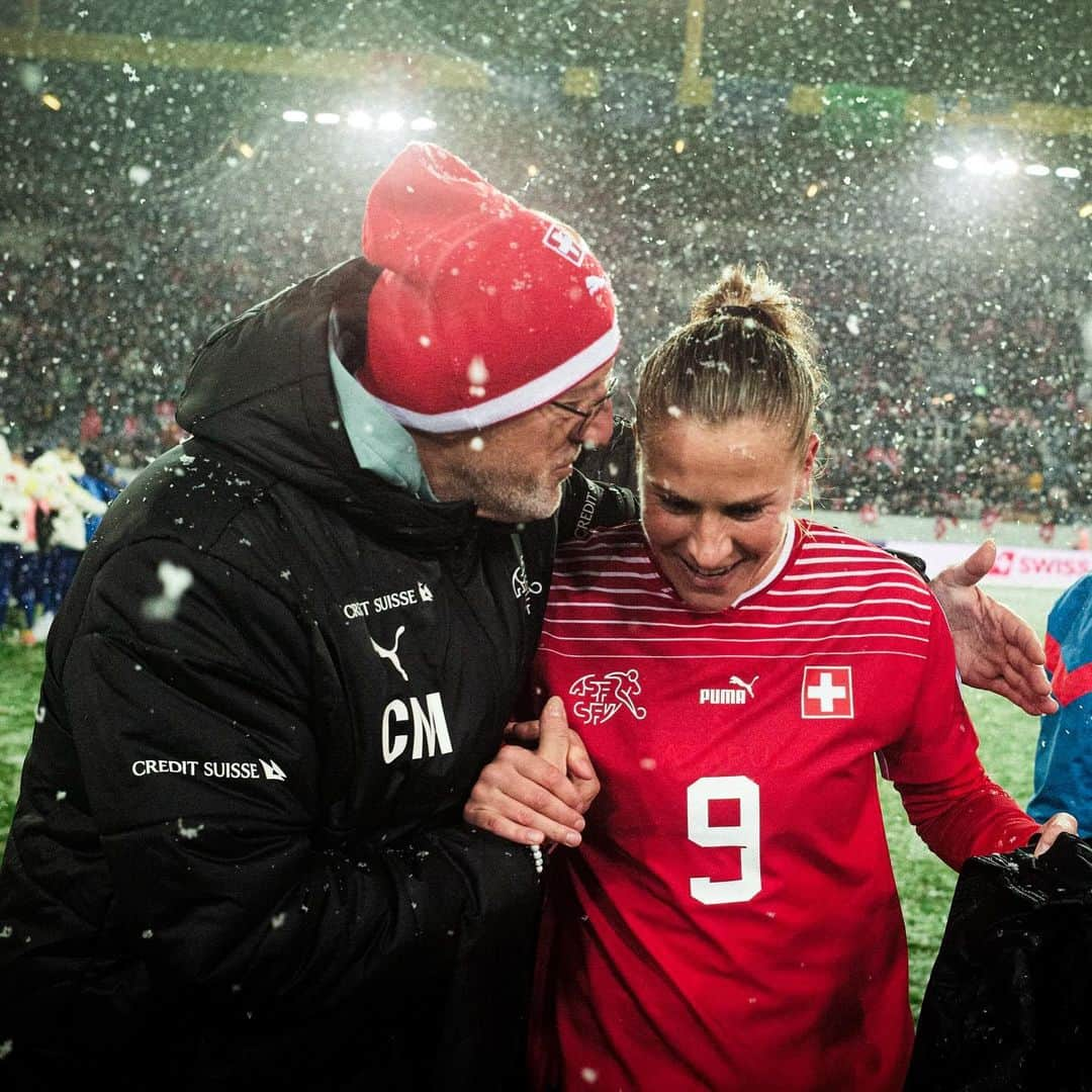 Ana Maria Crnogorcevicさんのインスタグラム写真 - (Ana Maria CrnogorcevicInstagram)「behind the scene 🇨🇭vs 🇸🇪   - individual warm-up - our busdriver(Chris) told me before the game that im gonna score 😅🫣 - coumba and rio beeing very cute and funny 😅😍🫶 - 🤟 - Team ❤️🇨🇭 - vice president 🤝」12月3日 21時18分 - ana_crnogorcevic