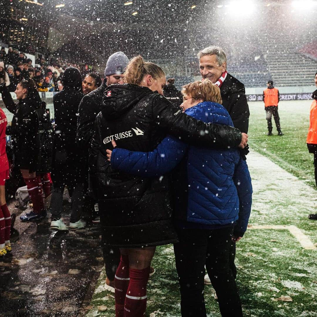 Ana Maria Crnogorcevicさんのインスタグラム写真 - (Ana Maria CrnogorcevicInstagram)「behind the scene 🇨🇭vs 🇸🇪   - individual warm-up - our busdriver(Chris) told me before the game that im gonna score 😅🫣 - coumba and rio beeing very cute and funny 😅😍🫶 - 🤟 - Team ❤️🇨🇭 - vice president 🤝」12月3日 21時18分 - ana_crnogorcevic