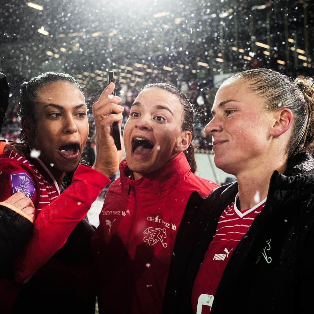 Ana Maria Crnogorcevicさんのインスタグラム写真 - (Ana Maria CrnogorcevicInstagram)「behind the scene 🇨🇭vs 🇸🇪   - individual warm-up - our busdriver(Chris) told me before the game that im gonna score 😅🫣 - coumba and rio beeing very cute and funny 😅😍🫶 - 🤟 - Team ❤️🇨🇭 - vice president 🤝」12月3日 21時18分 - ana_crnogorcevic