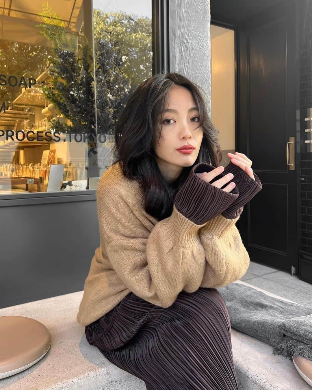 佐藤マクニッシュ怜子さんのインスタグラム写真 - (佐藤マクニッシュ怜子Instagram)「yay or nay for my new hair 💇🏻‍♀️  新年明ける前にセルフケアたくさんしようと思って、エステ、肌ケア、スパ、ヘアヘッドケア、ホテルステイ、鍼治療と色々予約してみてるんだけども。笑  もっと内面的なのもやりたくてジャーナリングやってみたり、お祓いや塩風呂？酒風呂？めちゃくちゃおすすめされるので、気になり始めてます。皆さんのおすすめ教えてください🙋🏻‍♀️  そしてこのコーデ今日たまたまやってみたんだけど可愛すぎて、POPUPでもこのカーディガンとプリーツセットアップはかなり人気でした🥰  @amateras.staff」12月3日 21時18分 - reikoofficial