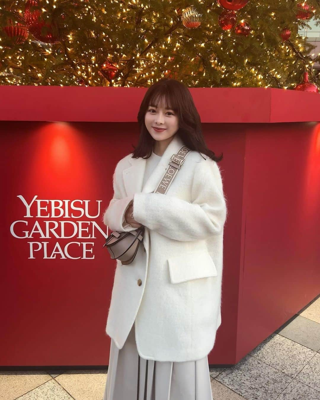 にたまごのインスタグラム：「𝑖𝑙𝑙𝑢𝑚𝑖𝑛𝑎𝑡𝑖𝑜𝑛🎄✨🤍 ⁡ ⁡ 恵比寿ガーデンプレイスのツリー、とっても綺麗で、冬がやっと始まった気がする☃️❄️ ⁡ 冬っぽくホワイトコーデに🦢 ⁡ ⁡ ⁡ #150cmコーデ #150cm #低身長 #低身長コーデ  #低身長ファッション #低身長女子 #冬コーデ」