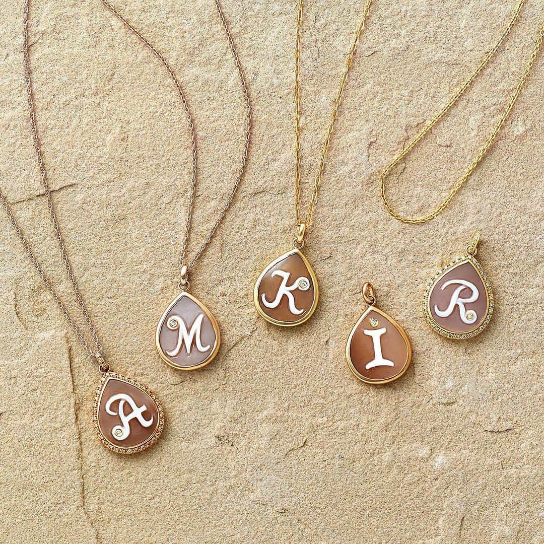 ヴァンドーム青山のインスタグラム：「.  Personalized Jewelry -Initial Cameo Necklace-  パーソナライズドイニシャルコレクションから、創業50周年のアニバーサリーイヤーを記念したシェルカメオのネックレスが新たに登場しました。  イタリアのベテラン職人が一つずつ丁寧に彫刻したアルファベットは、ヴァンドーム青山のオリジナルフォントデザイン。 カメオの表面には、K18イエローゴールド台にセッティングされたダイヤモンドがイニシャルを装飾し、柔らかな天然の貝の質感に硬質な輝きを添えています。  別売りのチェーンで、お気に入りのスタイルが楽しめます。  ＿＿＿＿＿＿＿  常時開催のヴァンドーム青山本店、横浜元町店に続き、下記の店舗にて期間限定でオーダーいただけます。  【常時開催】 ♦ヴァンドーム青山本店 ♦横浜元町店  【開催中】 ◆2023年11月4日 ～ 2024年1月10日　京成百貨店 ◆2023年11月4日 ～ 12月10日　リウボウ店 ◆2023年11月6日 ～ 12月25日　うすい百貨店 ◆2023年11月9日 ～ 12月25日　高知大丸店 ◆2023年11月9日 ～ 12月25日　そごう千葉店 ◆2023年11月9日 ～ 12月25日　そごう横浜店 ◆2023年11月9日 ～ 12月25日　天満屋岡山店 ◆2023年11月16日 ～ 12月31日　岩田屋本店 ◆2023年11月22日 ～ 12月3日　阪神梅田本店 ◆2023年11月23日 ～ 12月31日　名鉄百貨店本店  【開催予定】 ◆2023年12月4日 ～ 12月31日　小田急百貨店町田店 ◆2023年12月9日 ～ 12月28日　星ヶ丘三越店 ◆2023年12月7日 ～ 12月31日　長崎浜屋店 ◆2023年12月13日 ～ 2024年1月31日　宮崎山形屋店 ◆2024年1月1日 ～ 1月31日　大丸京都店 ◆2024年1月1日 ～ 2月29日　東急百貨店吉祥寺店 ◆2024年1月1日 ～ 2月29日　福屋八丁堀本店 ◆2024年1月1日 ～ 2月29日　東武百貨店池袋店 ◆2024年1月1日 ～ 2月29日　高松三越店 ◆2024年1月2日 ～ 1月31日　東武宇都宮百貨店 ◆2024年1月2日 ～ 1月28日　あべのハルカス近鉄本店 ◆2024年1月2日 ～ 2月29日　新潟伊勢丹店 ◆2024年1月4日 ～ 1月31日　鶴屋百貨店 ◆2024年1月5日 ～ 1月31日　ジェイアール京都伊勢丹店 ◆2024年1月5日 ～ 1月31日　博多阪急店 ◆2024年1月6日 ～ 1月31日　神戸阪急店 ◆2024年1月15日 ～ 2月29日　丸井今井札幌本店 ◆2024年2月1日 ～ 2月29日　大丸福岡天神店 ◆2024年2月1日 ～ 2月28日　近鉄百貨店奈良店  開催を予定している店舗については随時情報を掲載してまいります。 ＿＿＿＿＿＿＿  #vendomeaoyama #ヴァンドーム青山 #ヴァンドーム青山50ans #イニシャルネックレス  #イニシャルジュエリー  #カメオネックレス  #jewelry #accessory  #ジュエリー好きな人と繋がりたい  #お守りジュエリー #記念日ジュエリー #アニバーサリージュエリー #パーソナライズドジュエリー #ご褒美ジュエリー」