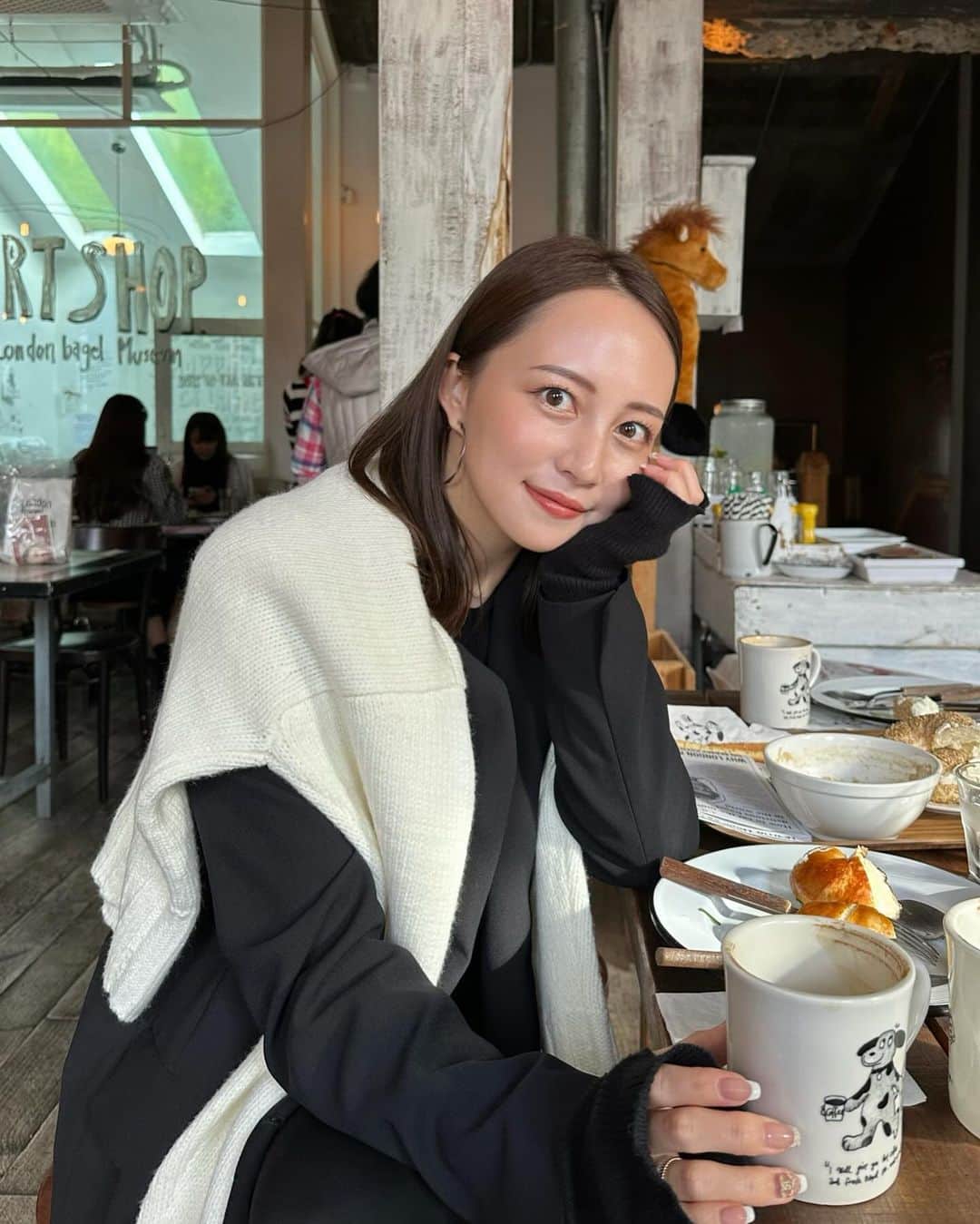 左近鈴乃のインスタグラム：「. 店内も可愛い  @london.bagel.museum 🐶🥯🇬🇧  ギュインっなまつ毛パーマと美眉スタイリングは  @lieu_plie.sk ちゃんに毎月担当してもらってます👀♡  . 韓国Vlog DAY3も是非チェックしてください〜🤍🤍  #londonbagelmuseum」