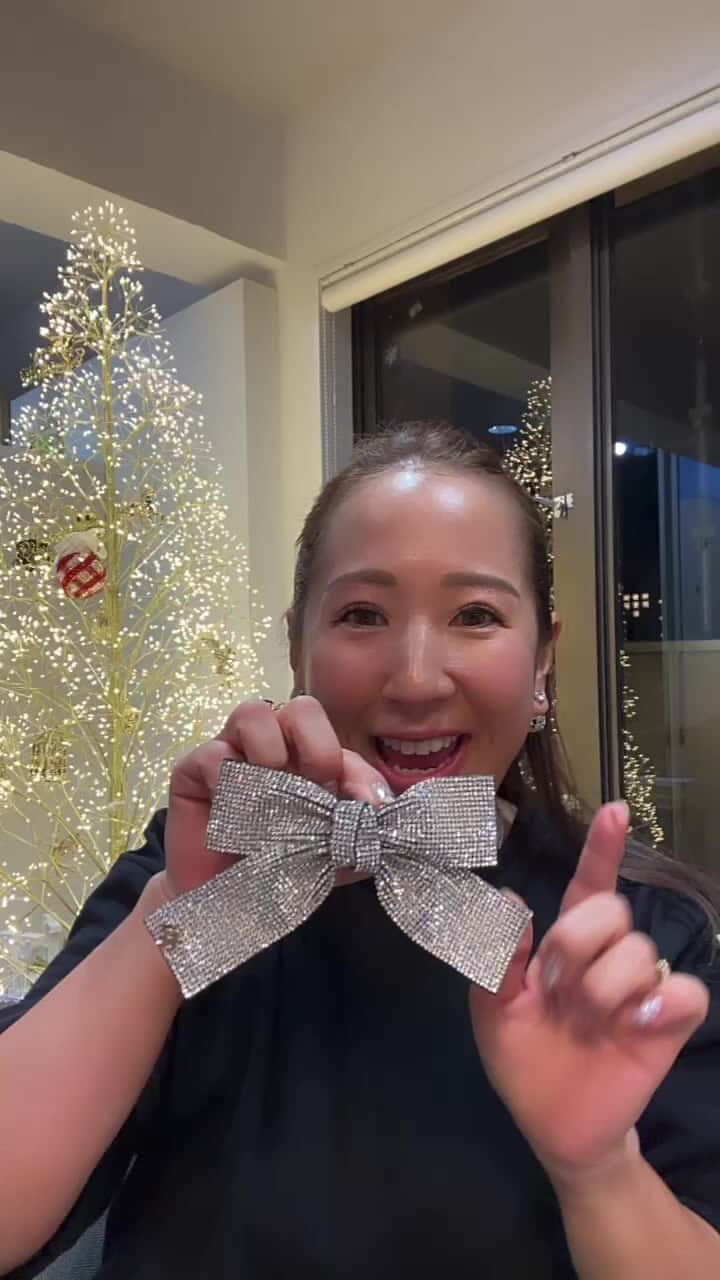 伊藤羽仁衣のインスタグラム：「⭐️THE HANY Bijoux より⭐️ 阪急うめだ本店ポップアップ 先行発売商品をご紹介してます🎁❤️  ◾️期間: 2023年12月13日（水）〜12月19日（火） ◾️場所: 阪急梅田本店4階　コトコト41  ❤️Lovely Holiday❤️🎅🎁  Holiday seasonにピッタリな華やかな アクセサリー達をはじめ、ベロア素材の  ❤️POPUP先行アイテム🎁 ・ベロアリボンストラップ新色 ・ビジューカチューシャ ・ビーズカチューシャ ・ベロア×サテンシリーズ ・ベロアシュシュ ・サングラス👓 ・伊達メガネ👓 ・新作ビジュー多数 （これから順次発表してまいります） などなど…🕊️  🎁公式オンラインでの発売 12月19日（火）18時よりスタート  🎄ノベルティプレゼント🎅 ☑︎25000円以上(税込）のご購入のお客様に ツイードキャップをプレゼント ※色は選べません ※先着順でのお渡しとなります。 ※なくなり次第終了とさせて頂きますのでご了承下さい。  ※同じ会場でMALOULOUTTE のポップアップも開催しております。 是非この機会にご覧くださいませ♡  皆様のご来場を心よりお待ち申し上げております❤️」