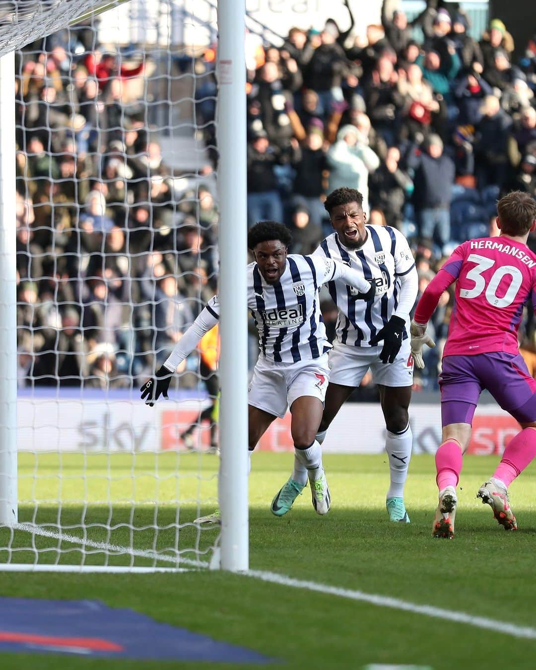 ウェスト・ブロムウィッチ・アルビオンFCのインスタグラム：「A first Baggies goal for Josh Maja. 💙🤍  #WBA #Championship」