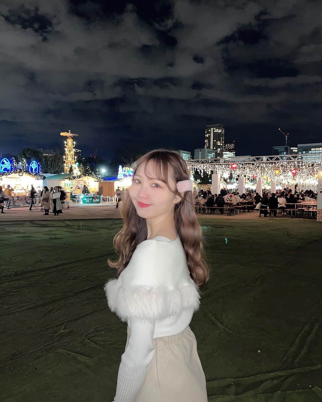 夏井さらのインスタグラム：「🎄❄️  今年もクリスマスマーケットに…♡ いつも付き合ってくれるお友達♩  冬デート大優勝なトップス！ @tocco_closet  ふわふわ着てる女の子ってかわいいよね~🐶💗  オフショルぽいのにちゃんと肩に布あるからインナー問題気にしなくてよくてとっても楽＾＾✌🏻  . . . #東京クリスマスマーケット #神宮外苑 #toccocloset #pr #トッコクローゼット #フレンチガーリー #フレンチガーリーコーデ #クリスマスマーケット」