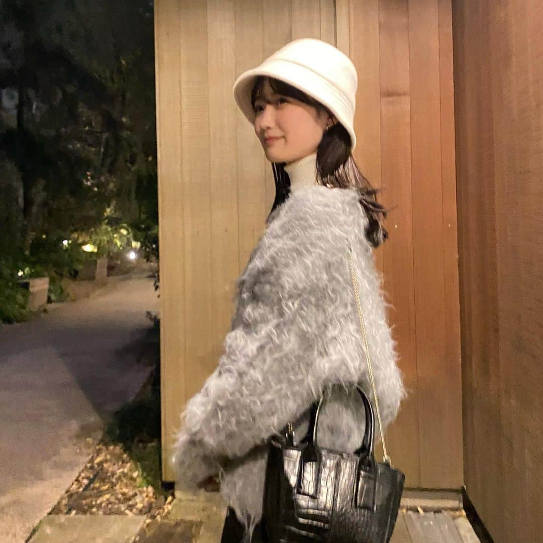 角川友紀さんのインスタグラム写真 - (角川友紀Instagram)「⁡ お店行った時にたまたま見つけて サッと被れて便利そうだし生地もあったかそうだなと 気づいたらカゴに入れてたバケハと ずっと着たかったモコモコカーディガン🦭♡ ⁡ 街中はどこもクリスマス🎅🏻🎄」12月3日 21時12分 - ykinconiky