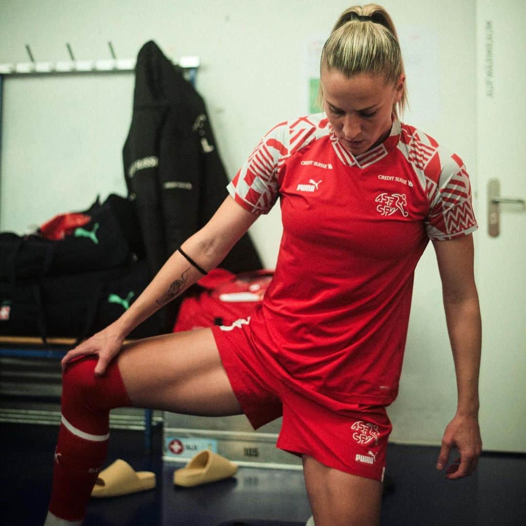 Ana Maria Crnogorcevicのインスタグラム：「behind the scene 🇨🇭vs 🇸🇪   - individual warm-up - our busdriver(Chris) told me before the game that im gonna score 😅🫣 - coumba and rio beeing very cute and funny 😅😍🫶 - 🤟 - Team ❤️🇨🇭 - vice president 🤝」