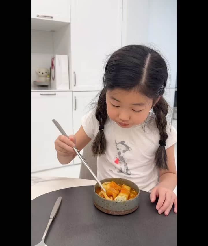 パク・タミのインスタグラム：「- 아.. 글을 참 정성스럽게 썼는데.. 복사를 안하고 올렸다가.. 업로드 실패하는 바람에😭 글 올릴 때 참 신중하게 올리는 편이라.. …………………..아…. 정말…. 뭐, 그렇다구요 흡..  김치 어묵우동은 우리 가족 최애예요^^ 고추가루 있는 음식 좋아해요. 그런데 매운 건 또 싫구요~ 우리 주하가 맛있게 먹을 수 있을 정도예요. 딱 집에서 끓인 김치찌개 또는 부대찌게 정도? 먼저 드셔 보신 분들의 후기를 몇 개 캡쳐해 봤어요.  아 그리고! 사과 떡볶이 구성과 짜장 떡볶이가 들어간 구성은 내일 오전에 추가링크가 생성될거예요. 💓」