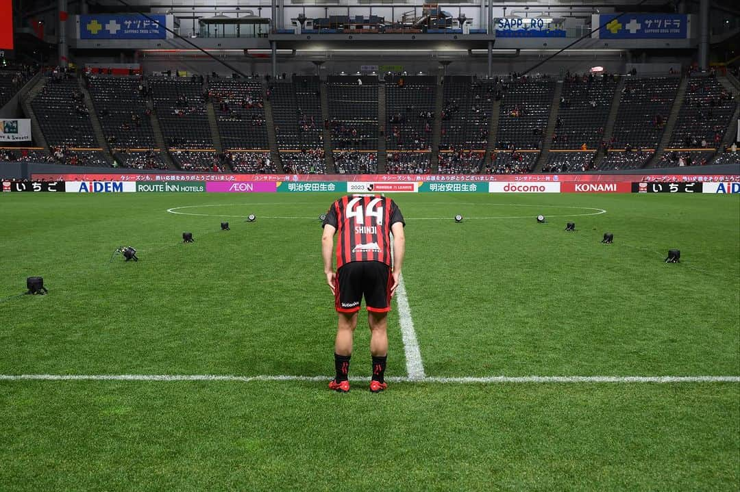 コンサドーレ札幌さんのインスタグラム写真 - (コンサドーレ札幌Instagram)「#小野伸二 選手の引退セレモニーの様子をお届け🔴⚫️  最後まで小野伸二らしい言葉、振る舞い、笑顔で楽しませていただきました。  #コンサドーレ #北海道コンサドーレ札幌 #consadole #楽しむ」12月3日 21時16分 - hokkaido_consadole_sapporo