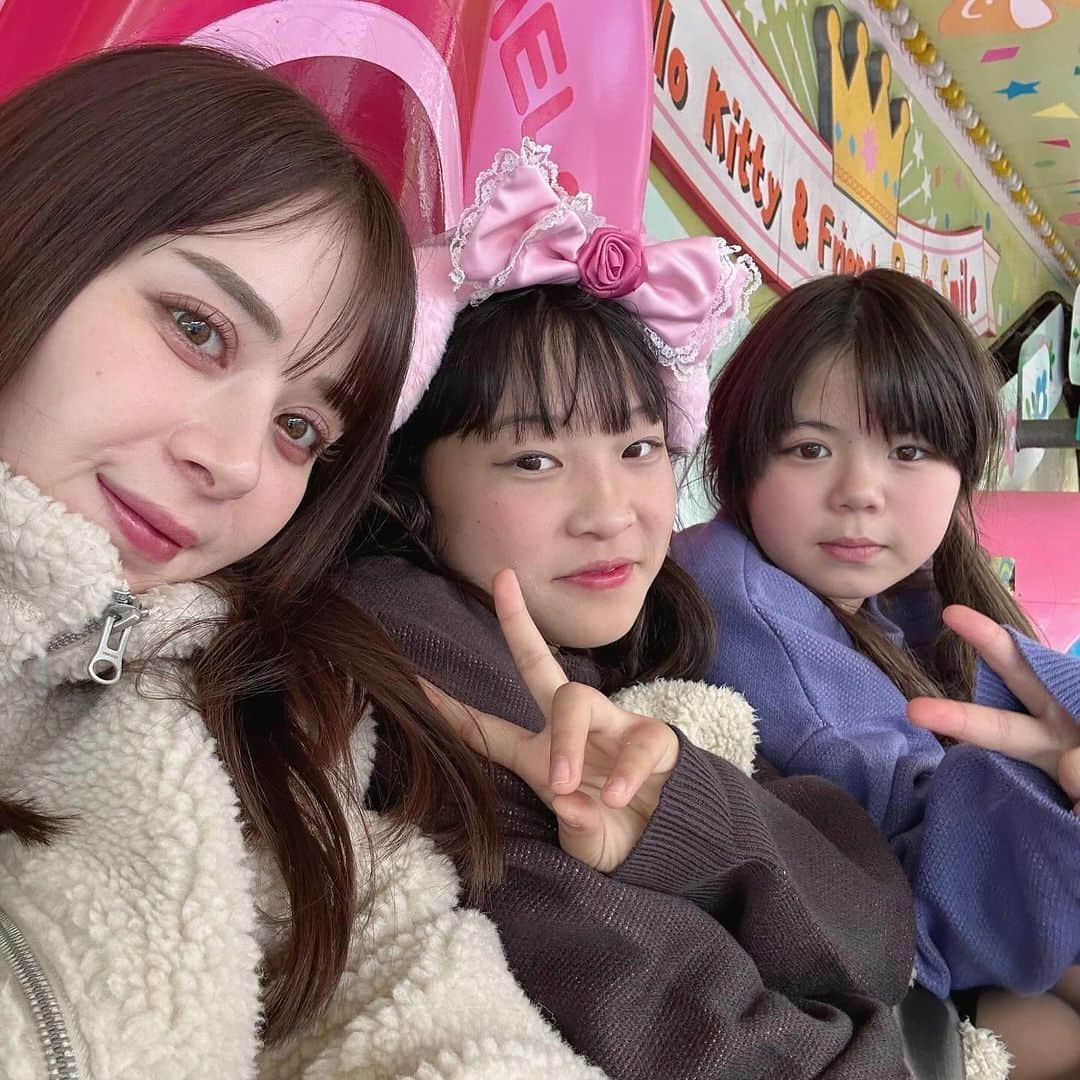 おかんとむすめさんのインスタグラム写真 - (おかんとむすめInstagram)「.  ねぇねの誕生日旅行💓✨  ハーモニーランドに行ってきました！ ねぇねのお友達も一緒に☺️  日曜日なのにあまり混んでなくて ご飯も乗り物も全部サンリオで可愛くて 大満足の姉上でした🥹🫶  来年の誕生日もここがいいー！ ってほど😂  あちも楽しめる乗り物いっぱいで 大興奮しすぎて転んで鼻を怪我しました😱  YouTubeも撮ったので メインかサブかわかりませんが またアップさせてください🎀  #ハーモニーランド #おかんとむすめ #年の差姉妹 #誕生日旅行」12月3日 21時16分 - okanmusume