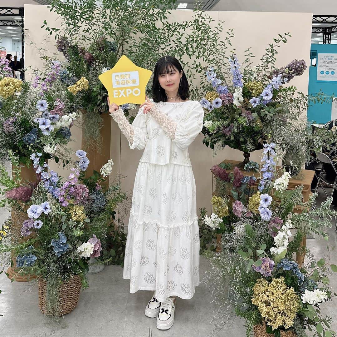 有村藍里のインスタグラム：「🌼🌼🌼 今年の自費研美容医療EXPO ( @biyouiryouexpo )は 3日間開催でした。まずは初日のお話… 今回もトークショーに登壇をさせていただきました( ¨̮ )︎︎ 平日でしたが1000名を超える来場者数だったようで イベントとても賑わっていました。 トークショーや撮影会のご参加ありがとうございました。  私は「変わりたい」という気持ちに寄り添ってくれるものの一つに美容医療はあると思います。選択肢が増えることで視野が広がり見えてくることもあると思います。  自分と向き合うって、こわかったりもする。 けど、それでも前進しつづけていたいって思うのは より豊かな心を持って生きていたいから。  不器用でもなんでも昨日よりも今日、今日よりも明日 1mmでも前へ進めていたらいいなと思っています。  今回も素敵なイベントに携わらせていただけて嬉しいです。 ありがとうございました♡  つづく。  衣装提供 ( @susu_press ) lace tunic: @eauseenon_official  lace skirt @eauseenon_official  earrings: @goldy_jp  necklace: @somnium_22」