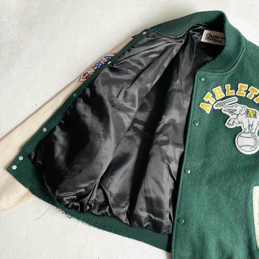 DROP...vintage select shopさんのインスタグラム写真 - (DROP...vintage select shopInstagram)「1980s Charlk Line MLB Oakland ATHLETICS Studium Jacket Wool×Leather 【L】  クラシカルな佇まい。 絵柄のロゴも、バックも素晴らしいと思います🐘  アスレチックスの配色やっぱり良いですね。」12月3日 15時52分 - tokyo_drop