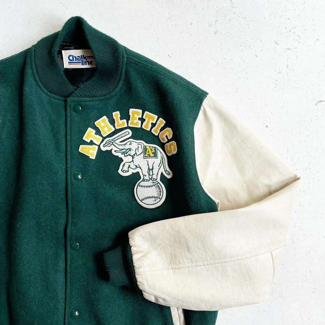 DROP...vintage select shopさんのインスタグラム写真 - (DROP...vintage select shopInstagram)「1980s Charlk Line MLB Oakland ATHLETICS Studium Jacket Wool×Leather 【L】  クラシカルな佇まい。 絵柄のロゴも、バックも素晴らしいと思います🐘  アスレチックスの配色やっぱり良いですね。」12月3日 15時52分 - tokyo_drop