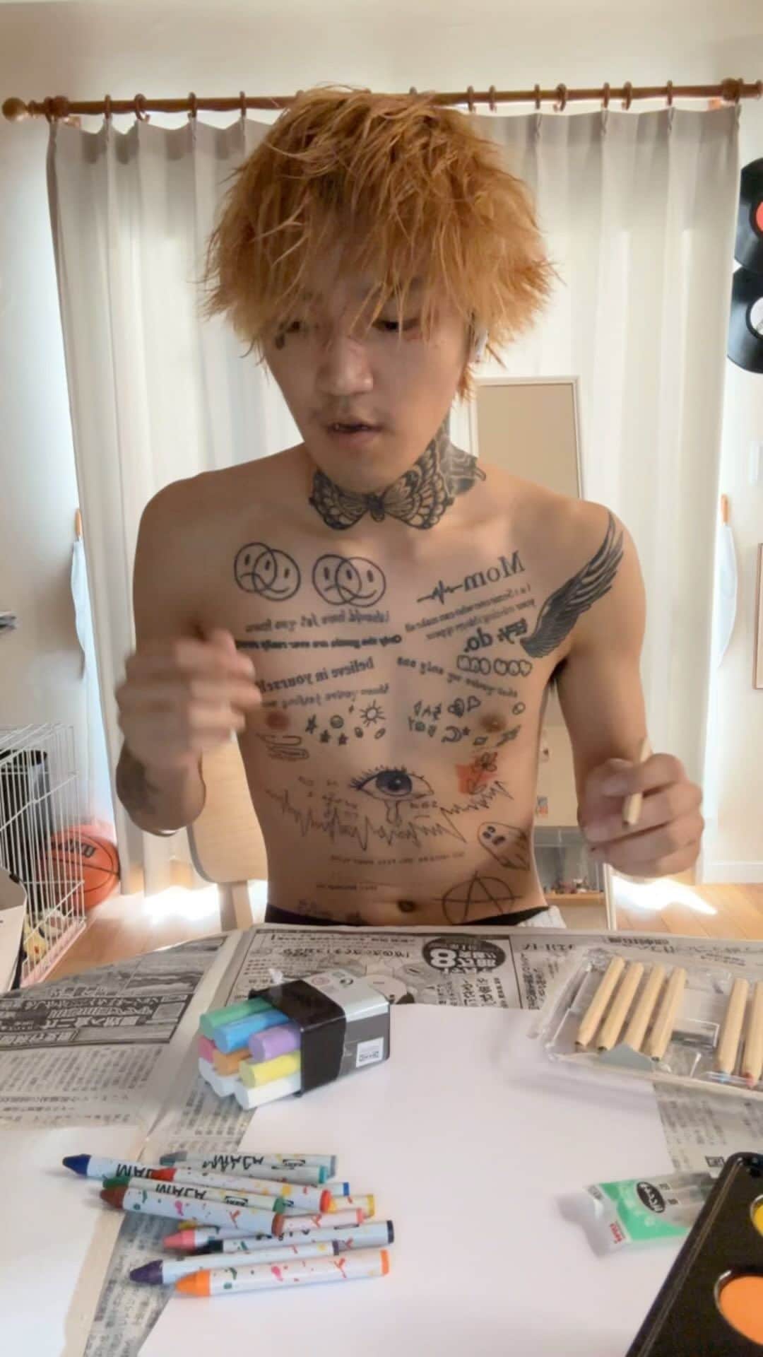 LEXのインスタグラム：「まず最初に、美術館やアートに触れた事がない人はこの説明文の意味も意味がわからないと思うから 飛ばしてください  作品名　(生き霊) 説明 ある場所に力を持った少年がいた 自分の力を誰かに差し出したいと思い　 霊気を使った行動を実行した キャンパスには鉛筆で下書きをし その上からはほとんどの絵を自身の指で書いており 全て少年の指紋で施されている 自分自身の顔にインクを塗り自身の生き霊をキャンパスに移した作品である」
