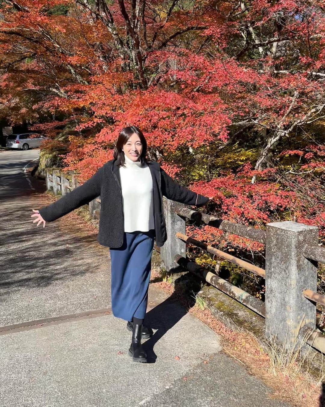 青山倫子のインスタグラム：「_ 綺麗な季節だね🍁 寒暖差が激しかったから、今年の紅葉は鮮やかだ。 寒いから暖かい部屋の中にいたいけど、お散歩に出かけたらやっぱり気持ちいい。  すっかり寒くなったね。 体調に気をつけてくださいね。  #青山倫子 #紅葉 #autumnleaves #昨日の英会話で習ったよ #綺麗な季節」