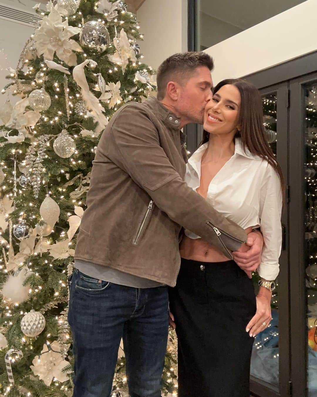 エリック・ウィンターさんのインスタグラム写真 - (エリック・ウィンターInstagram)「Post anniversary date night and @roselyn_sanchez wants to drop a Christmas tree photo shoot on me… uh uh …. just barely keepin it together 😂😘 #15yrsbaby #happyanniversary again 🔥🍾」12月3日 16時04分 - ebwinter