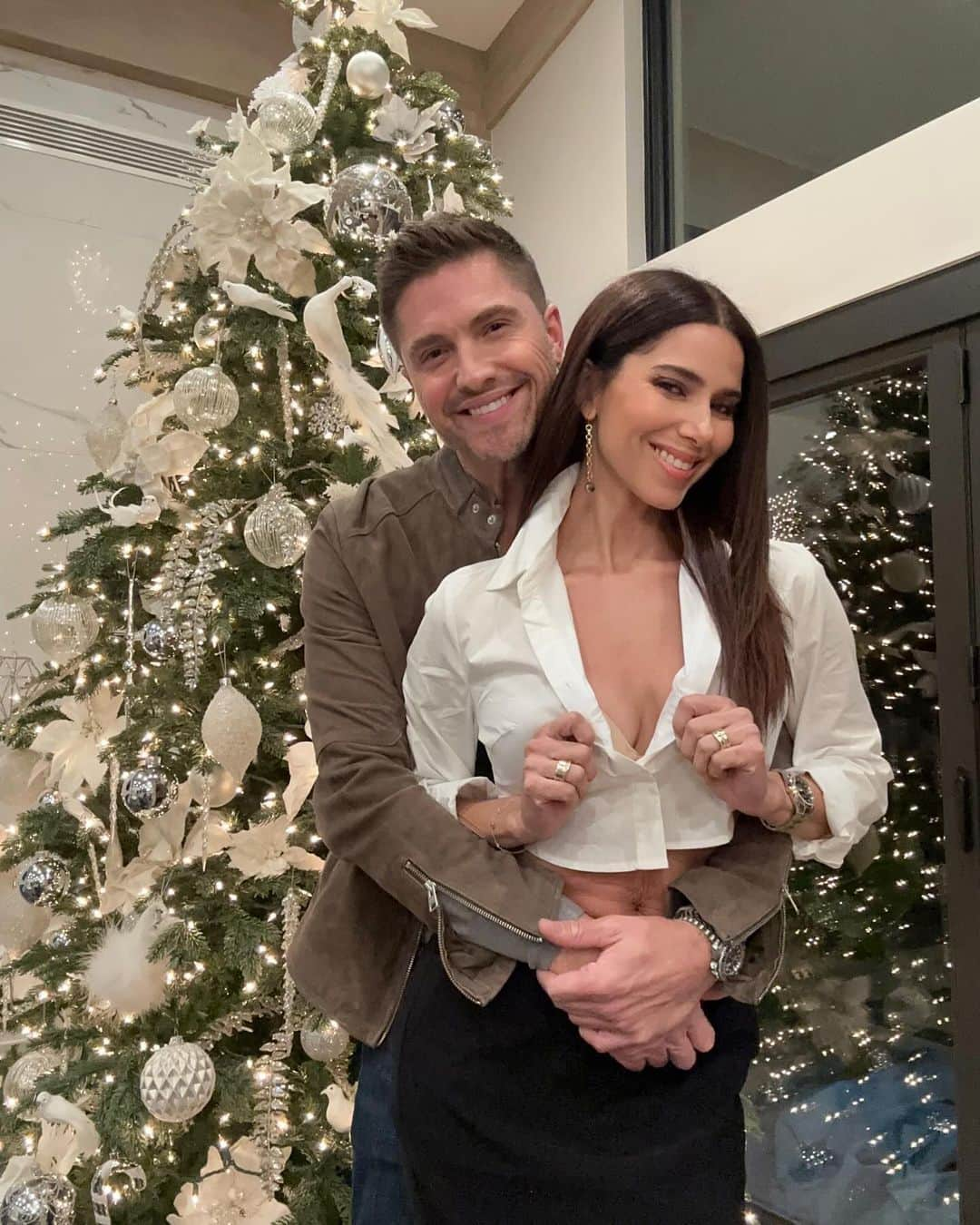 エリック・ウィンターのインスタグラム：「Post anniversary date night and @roselyn_sanchez wants to drop a Christmas tree photo shoot on me… uh uh …. just barely keepin it together 😂😘 #15yrsbaby #happyanniversary again 🔥🍾」