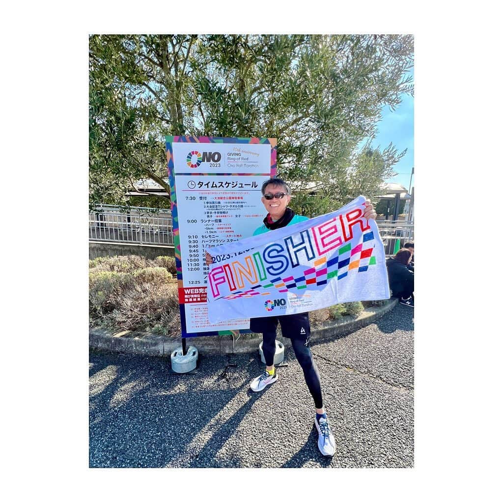 尾山憲一のインスタグラム：「【完走🏃】 第10回小野ハーフマラソン 今年もなんとか完走できました。  よれよれでフィニッシュした去年の借りを返したかったけど、今年も小野のアップダウンに跳ね返され何度も歩いてしまった。でも、去年よりタイムは20分弱も縮まったぞ〜  日本一タイガースの原口選手とバモス！ リーグ３連覇バファローズのＴ-岡田選手と中川圭太選手とも  皆、久々の再会でしたが 快く写真撮ってくれてありがとう😭  MCのタクティー＆万実ちゃんも 寒い中、お疲れ様でした！  ※写真掲載の許可もらってます！」