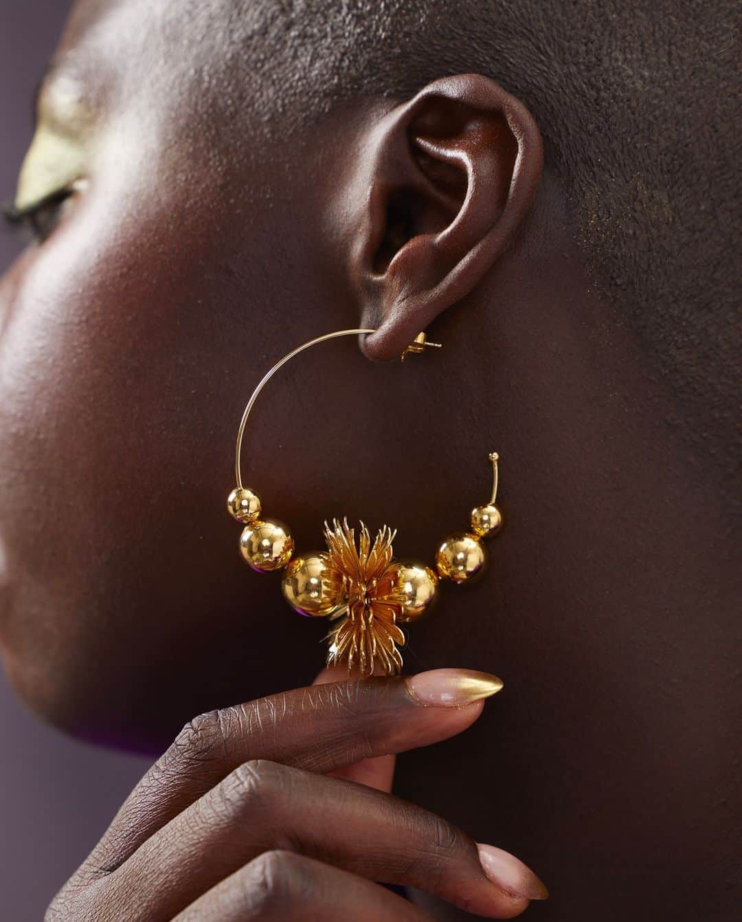lisa gachetのインスタグラム：「Pour vos ami-es en or ✨  Soyez sûr-es de faire plaisir avec nos bijoux délicats fabriqués en série (très) limitée dans des ateliers spécialisés à Paris.  🍋#makemylemonade #ideecadeau #madeinparis」
